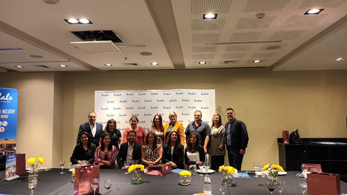 El evento contó con la presencia de la representante comercial de Sandals Resorts International, Joyce Grossman, y de la directora de Latinoamérica, Arlenes García.