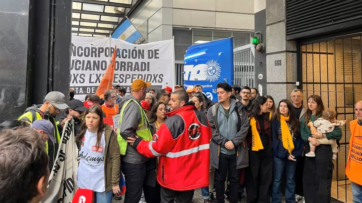 Extrabajadores de Flybondi se movilizaron frente a Trabajo para exigir respuestas por indemnizaciones y retiros voluntarios que denuncian impagos.