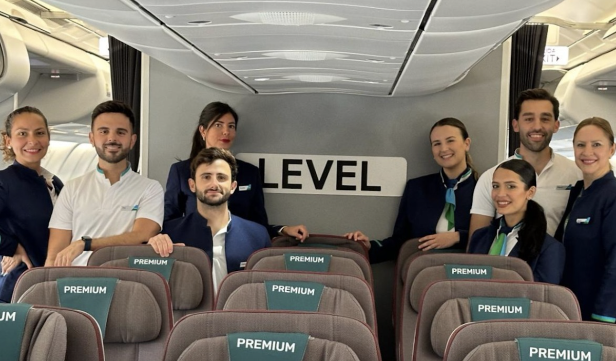 Parte de la tripulación del nuevo vuelo Barcelona-Miami de LEVEL