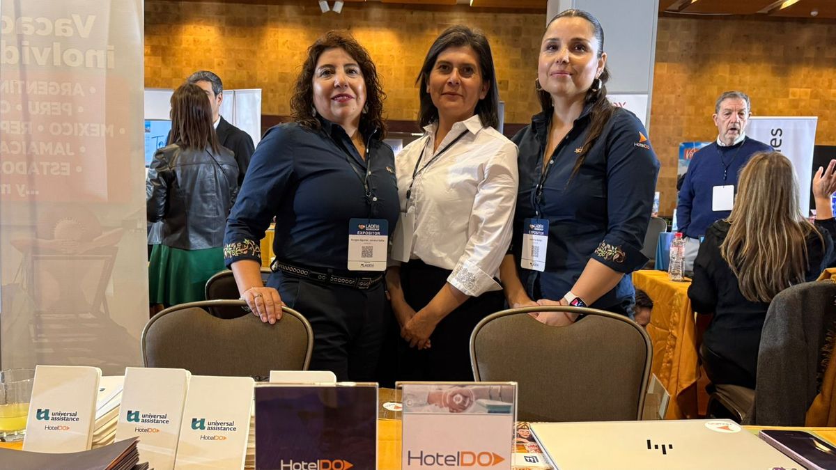 Representantes de HotelDO en su escritorio para recibir a los agentes de viajes en el marco de la primera edici&oacute;n del Ladevi Workshop 2026.