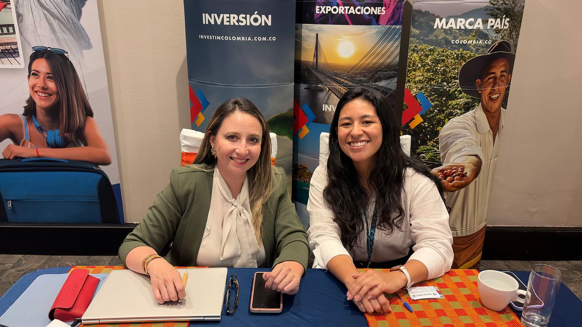 Equipo de ProColombia, encabezado por Patricia Salinas (izq.), analista senior de Turismo, en en la Caravana Workshop 2026 de Maxitravel, en Quito. 