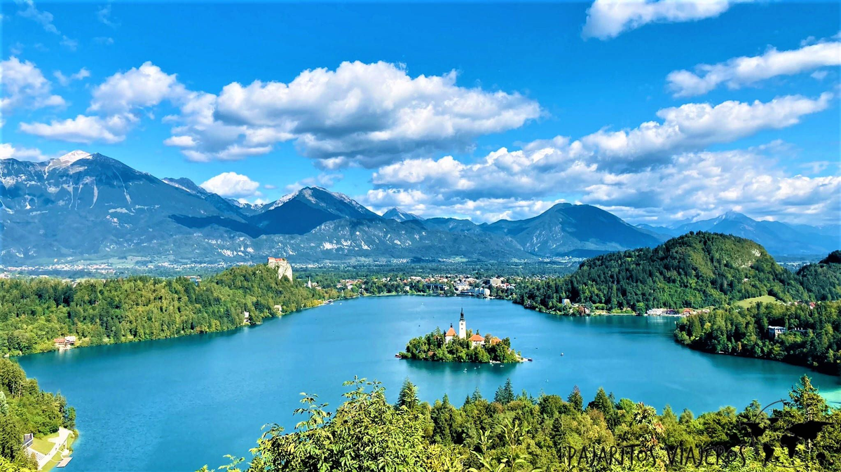 El lugar más famoso de Eslovenia es, sin duda, el Lago Bled, un lago azul cristalino con una pequeña isla en el centro donde hay una iglesia antigua.