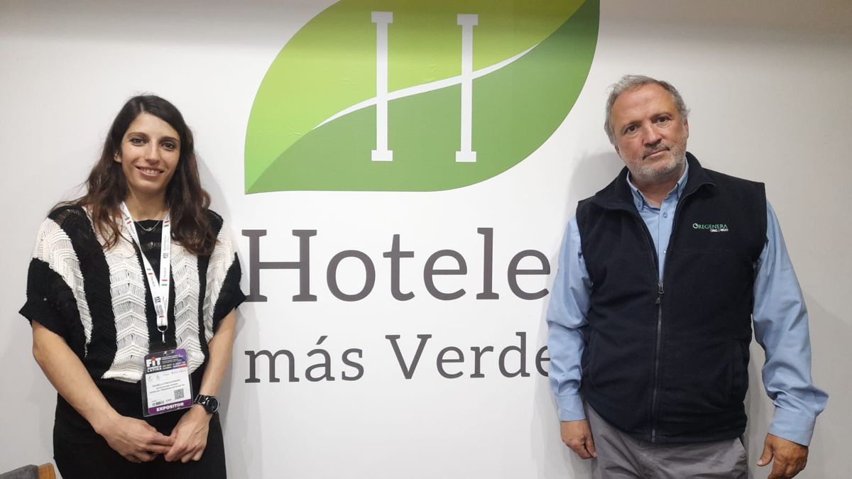 Daniel Finocchiaro, coordinadora del Programa Hoteles más Verdes de AHT; y Jorge Moller Rivas, director del Consejo Global de Turismo Sostenible para América Latina.