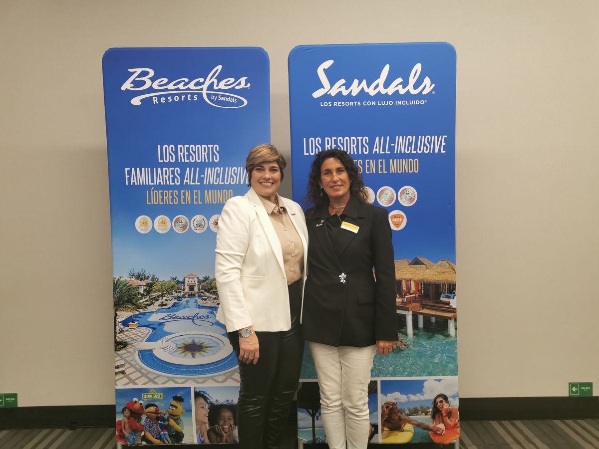 La directora de ventas y marketing para Latinoamérica de Sandals & Beaches Resorts, Arlenes García, junto a la representante en Chile de la marca, Joyce Grossman. 
