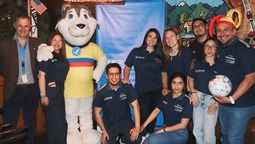 Cristina Escobar, Country Manager Colombia de TerraWind Global Protection, y José Luis Arroyo, director comercial de la compañía, junto a parte de su equipo durante el happy hour organizado para agencias de viajes y aliados comerciales. &nbsp;
