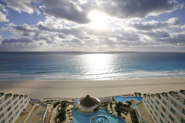 La playa del Me Cancún uno de los espacios que mas celebran los amantes del sol y el aire libre.