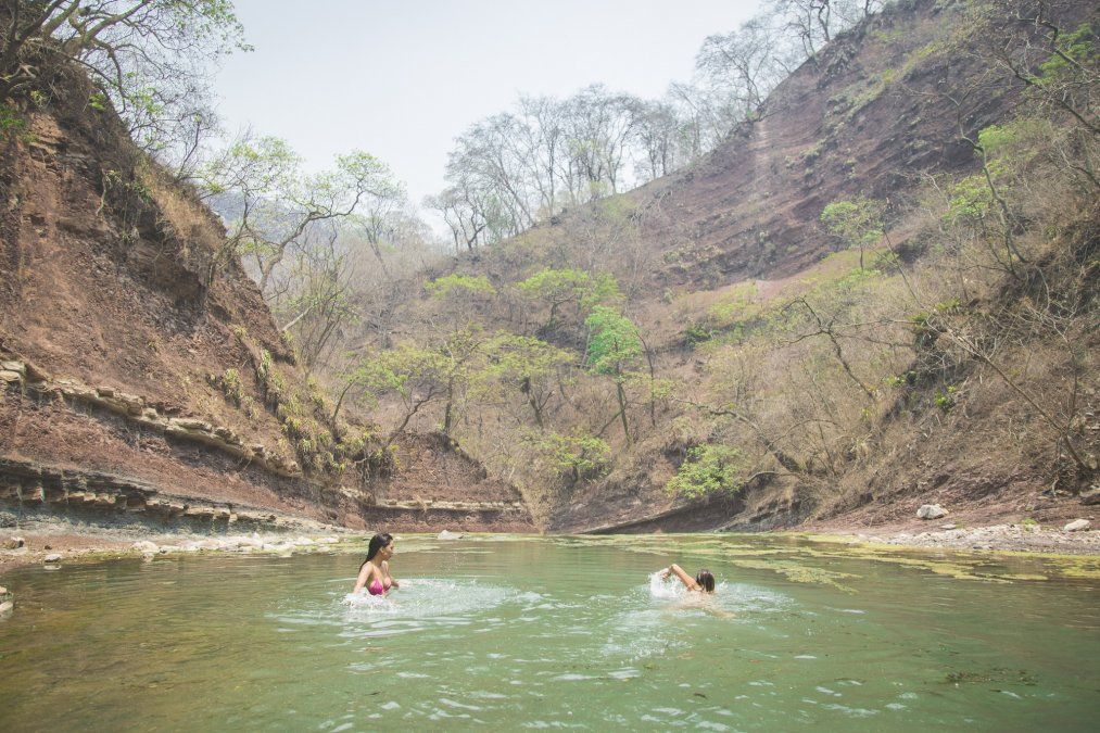 Luego de atravesar un sendero de dificultad media y alta, se llega a las aguas termales del rio Jordán, una serie de piletones naturales de una belleza impactante.