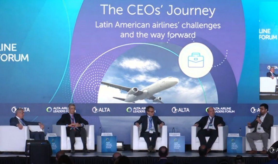 El panel de CEO’s del Foro de ALTA. De izq. a der.: Roberto Alvo, Pedro Heilbron, Adrián Neuhauser, Pablo Ceriani, y el moderador, Aldemar Moreno, Editor en Jefe de Forbes.
