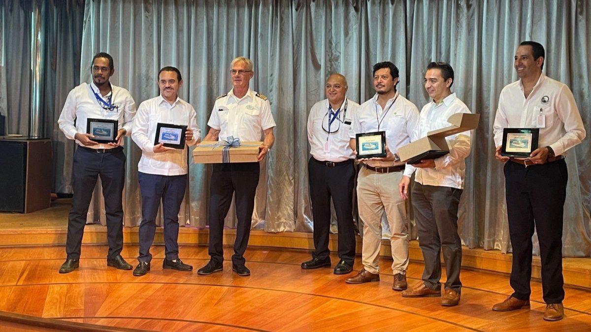 En el marco del arribo del crucero se realizó la ceremonia de intercambio de placas en la que participaron representantes de la Secretaría de Fomento Turístico de Yucatán y el Capitán del buque, Carl Graucob.