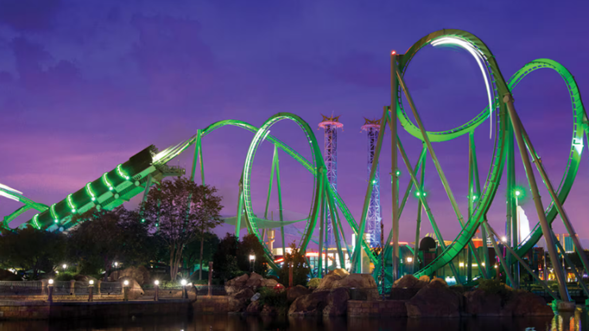  The Incredible Hulk Coaster brinda la sensación de salirse del asiento con una velocidad de 107km/h