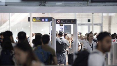 Control de seguridad en el aeropuerto del Prat (Barcelona), donde ERC quiere crear una filial de Aena