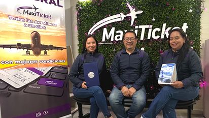 Personal de MaxiTicket, encabezado por Ximena Paredes, gerente general (izq.).