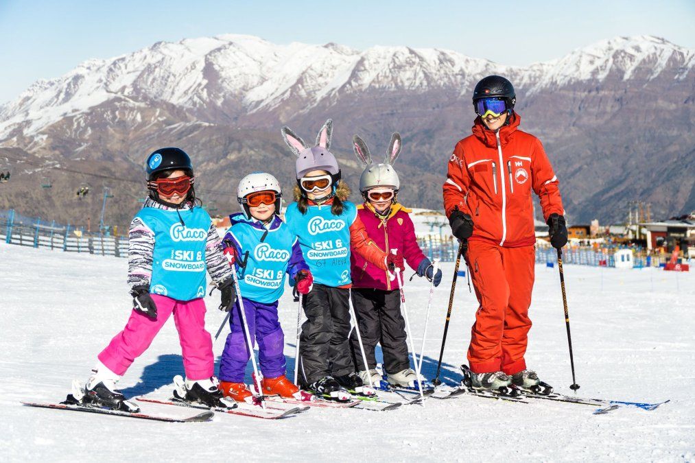 Clases de esquí para niños en El Colorado, un lugar ideal para la familia en la temporada de invierno 2024.