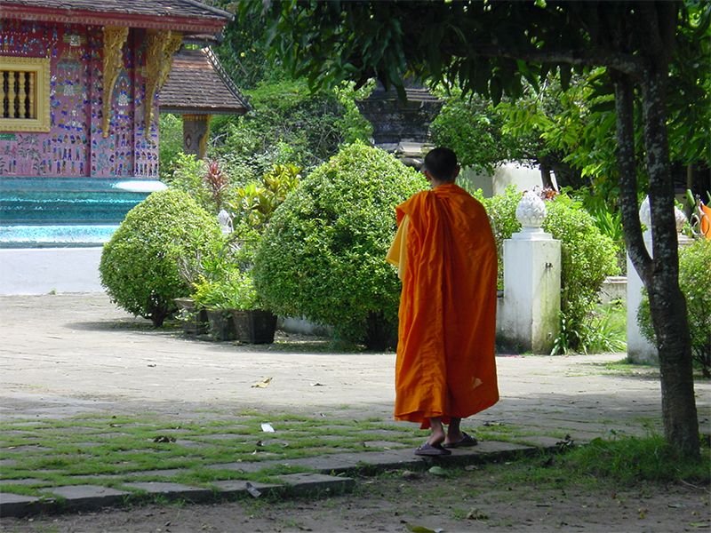 Los monjes budistas, con sus coloridas túnicas naranjas, son amables y abiertos al diálogo con los turistas.