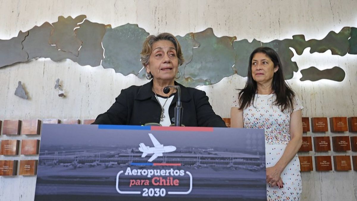 Jessica López, ministra de Obras Públicas (MOP), desestimó las críticas del CEO de Latam Airlines hacia el Aeropuerto de Santiago - Nuevo Pudahuel (AMB). Imagen de archivo. - Ladevi Medios y Soluciones Jessica López, ministra de Obras Públicas (MOP), desestimó las críticas del CEO de Latam Airlines hacia el Aeropuerto de Santiago - Nuevo Pudahuel (AMB). Imagen de archivo.