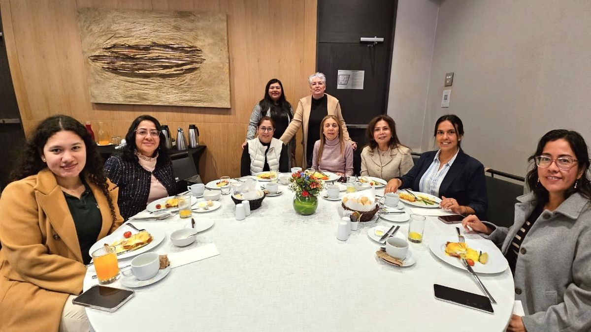 Katherine Flores y Kimberly Burns junto a las principales agencias y vendedores potenciales, presentes en la capacitación de Oceania Cruises y Regent Seven Seas.