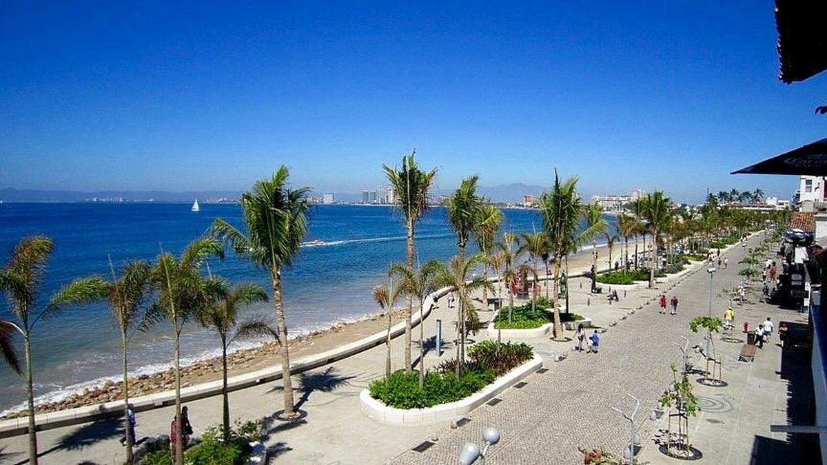 Un paseo costero que refleja la vida urbana y cultural de Puerto Vallarta.