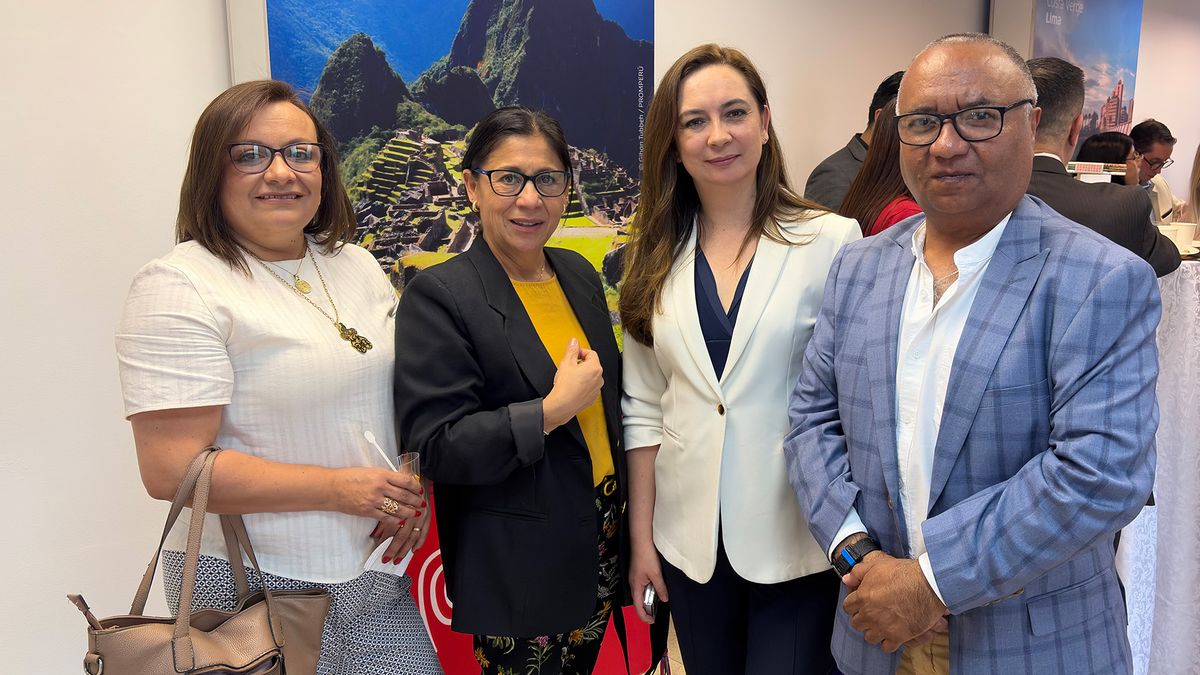 Representantes de las mayoristas Xperience Travel Group y Universal de Viajes, en evento de PromPer&uacute; sobre turismo MICE.