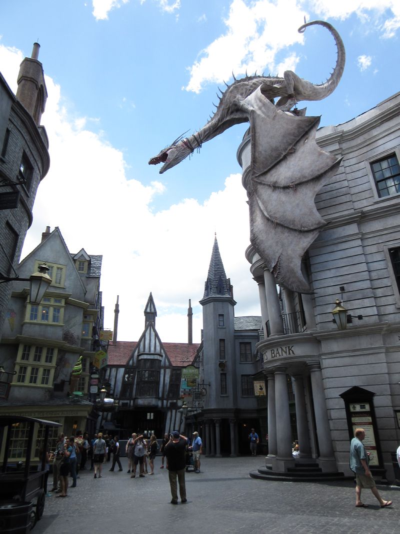 El dragón sobre el banco de Gringotts domina la escena.