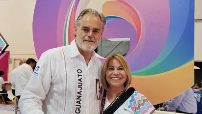 Juan José Álvarez, titular de Sectur Guanajuato; y Alicia Mejía, directora de Mexitours; en el Tianguis Turístico 2024.