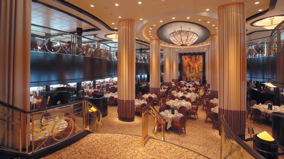 Main Dining Room: elegancia, variedad culinaria y atención de primer nivel en altamar.