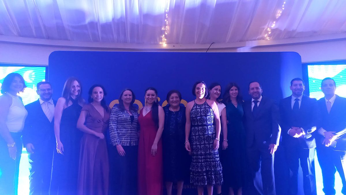 Directivos de Polimundo posan con representantes de aerolíneas.