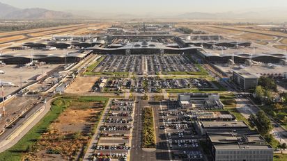 Aeropuerto de Santiago es reconocido como el más puntual del mundo en 2025.