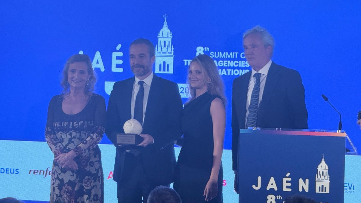 Miguel Sanz, director general de Turespaña, recibe el distintivo 