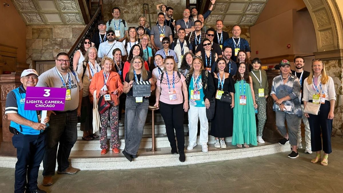 El grupo de periodistas en la Universidad Roosevelt, en el centro de Chicago, donde se grabaron escneas de Enemigo Público y Los Intocables, entre otros filmes.