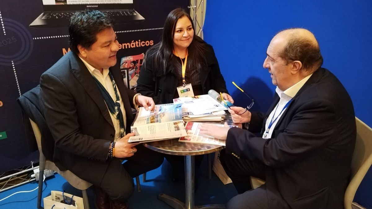Stand de Ladevi recibió al embajador de El Salvador. 