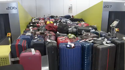 Maletas amontonadas en el aeropuerto de Tenerife por la huelga en el servicio de handling de Groundforce.