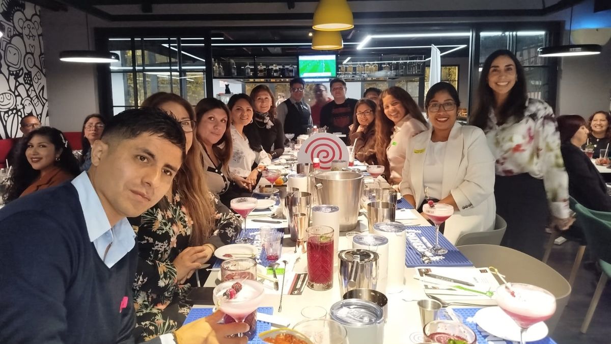 Profesionales del turismo reunidos en una noche para compartir en fraternidad.