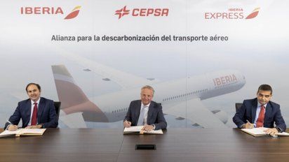 Javier Sánchez-Prieto, CEO de Iberia; Maarten Wetselaar, CEO de Cepsa; y Carlos Gómez, CEO de Iberia Express.&nbsp;
