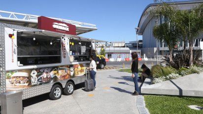 En el Aeropuerto Internacional de Ezeiza hay propuestas de gastronomía al aire libre (frente a las puertas de ingreso al aeropuerto), en las zonas públicas cubiertas y en las zonas de preembarque a los vuelos.&nbsp;