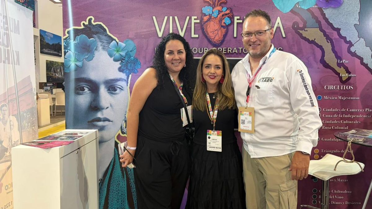 Vive Frida: Milai Nogueira y Jimena Diez, junto a Raúl Jaramillo, de Turismo Alternativo de Guanajuato.&nbsp; 