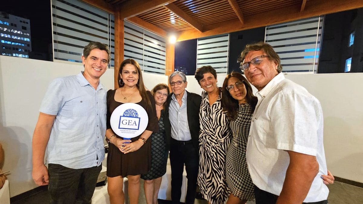 Carlos Revoredo y Sonia Postigo junto a las agencias de viajes invitadas.