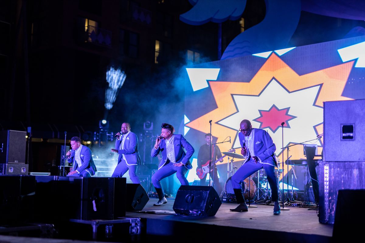 Walt Disney World Swan & Dolphin Resort: el Swan and Dolphin Food & Wine Classic ofrece a los huéspedes degustaciones ilimitadas de vino, cerveza y otras bebidas, junto con espectáculos musicales en vivo y la participación del célebre chef Todd English.