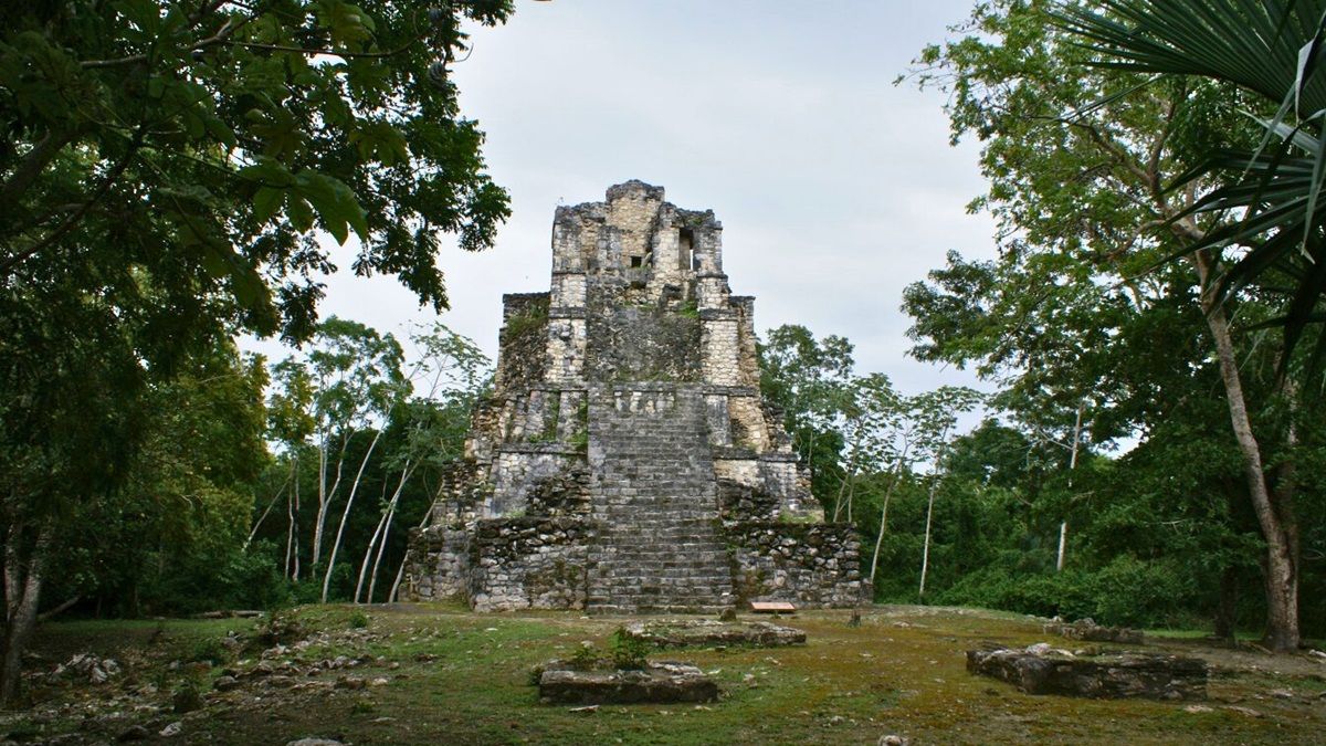 Adéntrate en la cultura y las tradiciones ancestrales en Maya Ka'an.