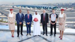 Autoridades de Emirates Airlines y la NBA en la firma del acuerdo de marketing.