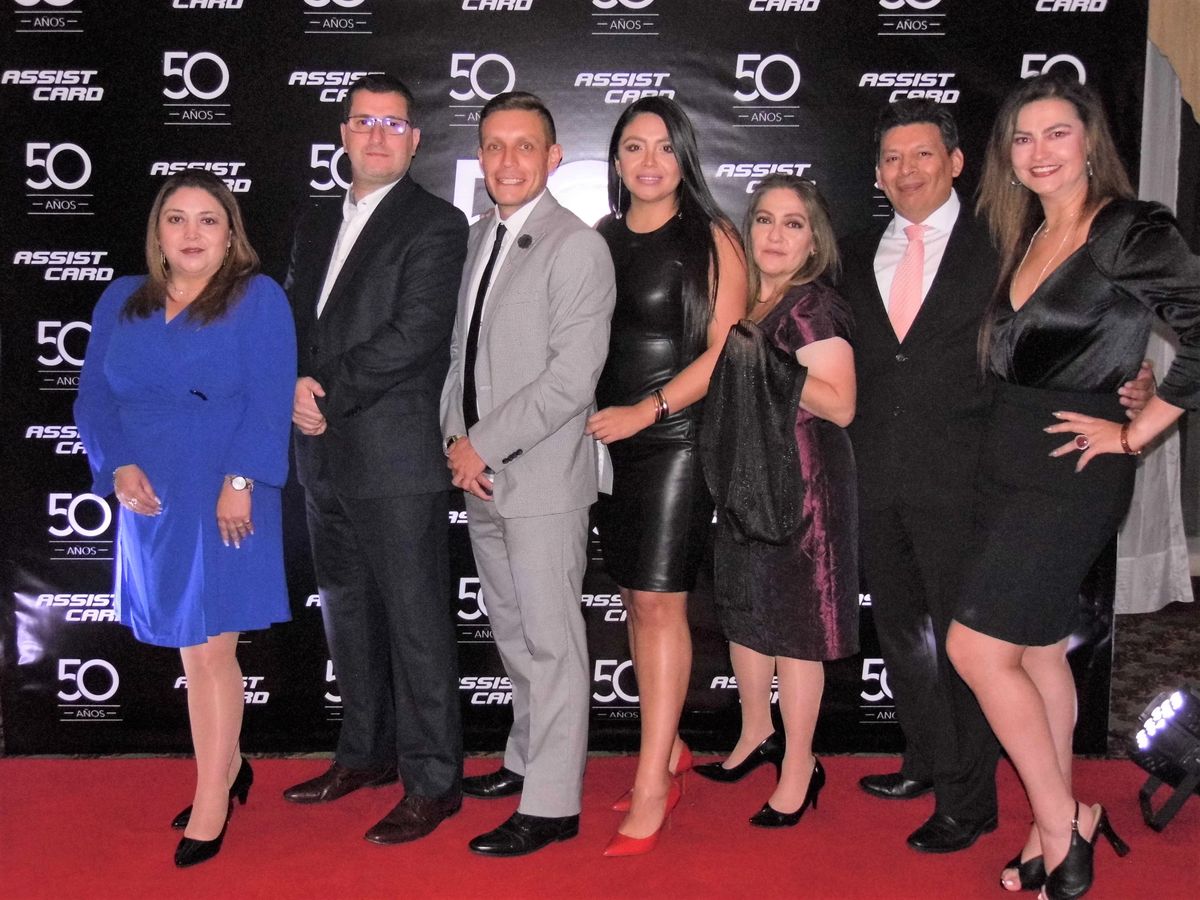 Hernán González junto a representantes de empresas como Tecniseguros.