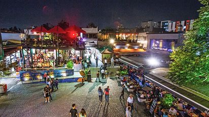 El Patio Bellavista es un importante centro gastronómico de Santiago, en donde encontrarás muchos restaurantes abiertos para los feriados.&nbsp; 