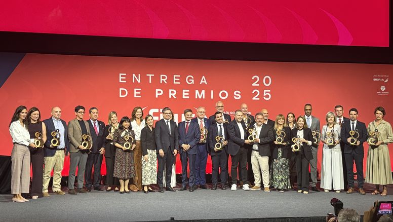 Miembros de IFEMA y de Fitur, junto a los galardonados en los premios de la feria en 2025.