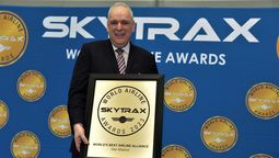 Theo Panagiotoulias, director de Star Alliance, recibe el World Airline Award 2023 de Skytrax a Mejor alianza de aerolíneas del mundo. 