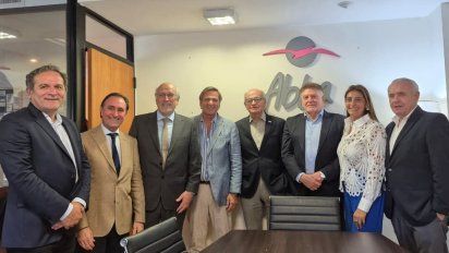 Marcos Díaz, secretario general del Ente de Turismo de Tucumán; junto a Jorge Blanco, presidente de Su Crédito; Héctor Viñuales, presidente de la Cámara de Turismo de Tucumán; Bernardo Racedo Aragón, CEO de Grupo Racedo Aragón; Gregorio Werchow, director de ABBA Tour & Meeting; Domingo Amaya, presidente del Ente Tucumán Turismo; Cecilia Anan, de la Cámara de Transporte de Tucumán; y Pedro Omodeo, CEO de Latin Lemon.