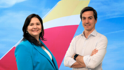 Beatriz Guillén, directora de Clientes y Estrategia; y Diego Fernández, director de Estrategia, Transformación y Sostenibilidad de Iberia.
