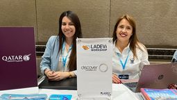 Paola Andrea Mora, de Qatar Airways, y Ximena Totena, de Discover Colombia, durante el Ladevi Workshop Bogotá 2026-2.