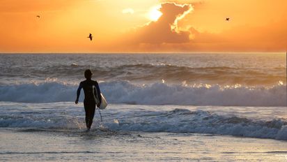 Surfistas pueden disfrutar de las olas perfectas en algunos de los destinos más espectaculares de Colombia y en medio de paisajes únicos.