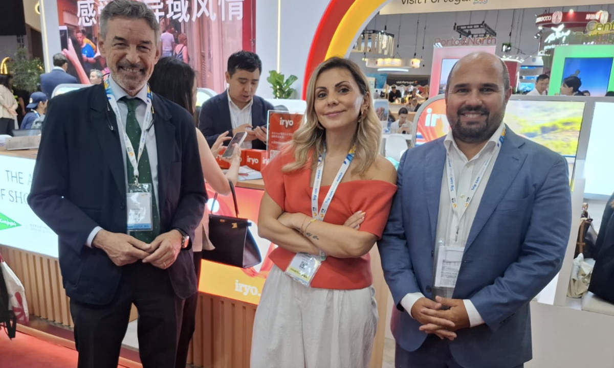 Parte del equipo comercial de Iryo en ITB China (Sofia Topchiyan, International Sales Manager; y Guillermo Turner, director de ventas).