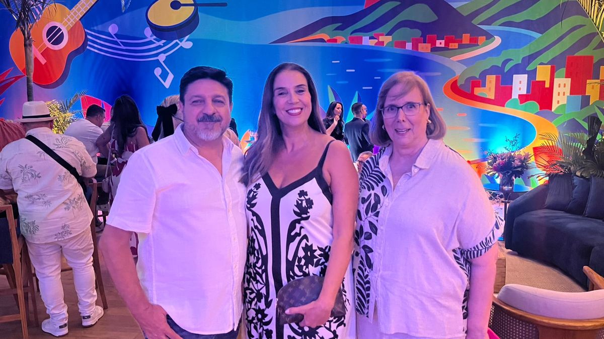 Gustavo Galera, Business Development Director de Tourmed DMC, junto a ganadores de premios.