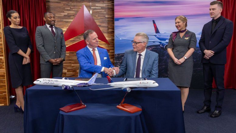 Tony Douglas, CEO de Riyadh Air y Ed Bastian, CEO de Delta Air Lines, se estrechan las manos tras firmar el acuerdo.
